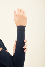 Carica l'immagine nel visualizzatore di Gallery, Model Front: Uv Line Gants Sun-Protection Sleeve Navy Upf50+
