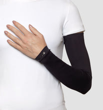 Carica l'immagine nel visualizzatore di Gallery, Model Front: Uv Line Gants Long Sleeve Uni Black Upf50+

