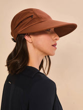 Carica l'immagine nel visualizzatore di Gallery, Model Back: Uv Line Casquette Visor Capri Colors Nac Fem Coniac Upf50+
