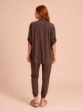 Carica l'immagine nel visualizzatore di Gallery, Model Back: Uv Line Chemise Shirt Copa Brown Upf50+
