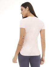 Carica l'immagine nel visualizzatore di Gallery, Model Back: Alto Giro Fitness Haut T-Shirt Skin Fit Alongada Gola V Rosa Respire
