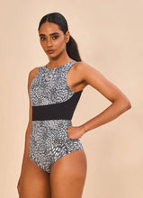 Carica l'immagine nel visualizzatore di Gallery, Model Front: Uv Line Une Pièce Swimsuit Verena Asas Upf50+
