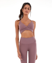 Carica l'immagine nel visualizzatore di Gallery, Model Front: Alto Giro Fitness Haut Top Dupla Face Up Co2 Tira Costas Marrom Taupe
