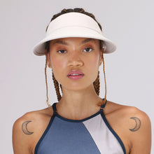 Carica l'immagine nel visualizzatore di Gallery, Model Front: Uv Line Visière Visor Leblon Sand Upf50+
