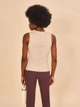 Carica l'immagine nel visualizzatore di Gallery, Model Back: Uv Line Fitness Haut Regata Fem Ribbed Sand Upf50+
