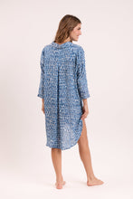Carica l'immagine nel visualizzatore di Gallery, Model Back: Rio De Sol Chemise Chuva Chemise Gabriele
