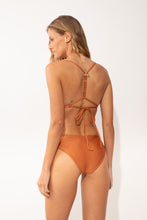 Carica l'immagine nel visualizzatore di Gallery, Model Back: Rio De Sol Bas Bottom Shimmer-Nocciola Essential-Comfy

