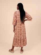 Carica l'immagine nel visualizzatore di Gallery, Model Back: Uv Line Chemise Long Shirtdress Tie Dye Pitanga Upf50+
