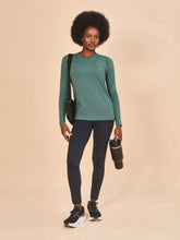 Carica l'immagine nel visualizzatore di Gallery, Model Front: Uv Line T-Shirt Longsleeve Fem New Fit Textura Verde Jade Upf50+
