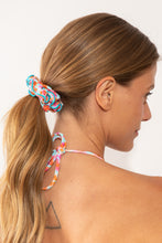 Carica l'immagine nel visualizzatore di Gallery, Model Front: Rio De Sol Chouchou Ditsy-Sky Scrunchie
