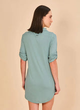 Carica l'immagine nel visualizzatore di Gallery, Model Back: Uv Line Chemise Shirtdress Copenhagen Water Green Upf50+
