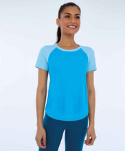 Carica l'immagine nel visualizzatore di Gallery, Model Front: Alto Giro Fitness Haut T-Shirt Skin Fit Recortes Sport Azul Vivid
