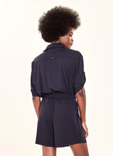 Carica l'immagine nel visualizzatore di Gallery, Model Back: Uv Line Fitness Bas Shorts Fem Basic Black Upf50+
