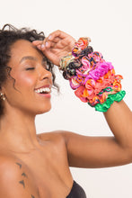 Carica l'immagine nel visualizzatore di Gallery, Image 04: Rio De Sol Chouchou Amore-Pink Scrunchie
