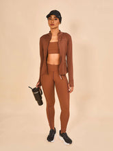 Carica l'immagine nel visualizzatore di Gallery, Model Front: Uv Line Fitness Bas Legging Fit Aspen Brown Upf50+
