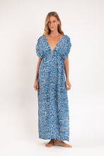 Carica l'immagine nel visualizzatore di Gallery, Model Front: Rio De Sol Vêtement De Plage Chuva Long Dress Soleil
