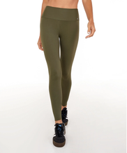 Carica l'immagine nel visualizzatore di Gallery, Model Front: Alto Giro Fitness Bas Legging Hyper Zero Verde Olive
