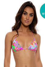 Carica l'immagine nel visualizzatore di Gallery, Model Front: Luli Fama Haut Top Wavy Ruched Reversible Vivi Il Momento
