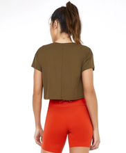 Carica l'immagine nel visualizzatore di Gallery, Model Back: Alto Giro Fitness Haut T-Shirt Cropped Skin Fit Gym Verde Olive
