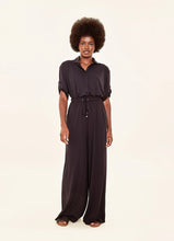 Carica l'immagine nel visualizzatore di Gallery, Model Front: Uv Line Pantalon De Plage Pantalona Preto Upf50+
