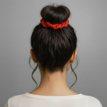 Carica l'immagine nel visualizzatore di Gallery, Model Back: Rio De Sol Chouchou Rouge Scrunchie
