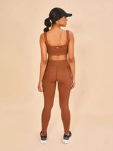 Carica l'immagine nel visualizzatore di Gallery, Model Back: Uv Line Fitness Bas Legging Fit Aspen Brown Upf50+
