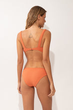 Carica l'immagine nel visualizzatore di Gallery, Model Back: Rio De Sol Haut Top Sand-Argila Mary

