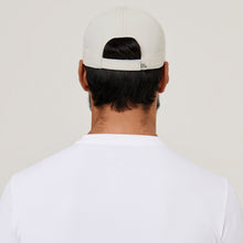 Carica l'immagine nel visualizzatore di Gallery, Model Back: Uv Line Casquette Cap Uv Pro Masc Sand Upf50+
