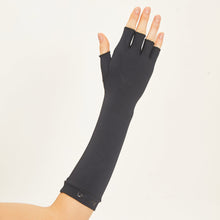 Carica l'immagine nel visualizzatore di Gallery, Model Back: Uv Line Gants Long Gloves Uni Black Upf50+
