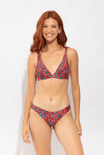 Carica l'immagine nel visualizzatore di Gallery, Model Front: Rio De Sol Bas Bottom Coral-Feline Essential-Comfy
