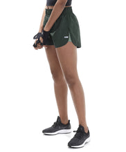 Carica l'immagine nel visualizzatore di Gallery, Model Front: Alto Giro Fitness Bas Shorts Tecnospan Verde Militar
