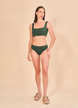 Carica l'immagine nel visualizzatore di Gallery, Model Front: Uv Line Ensemble Set Fit Color Green Cactus Upf50+
