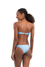 Carica l'immagine nel visualizzatore di Gallery, Model Back: Rio De Sol Ensemble Set Shimmer-Baltic-Sea Bandeau-Joy Essential
