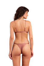 Carica l'immagine nel visualizzatore di Gallery, Model Back: Rio De Sol Bas Bottom Shimmer-Copper California

