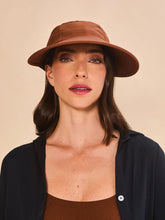 Carica l'immagine nel visualizzatore di Gallery, Model Front: Uv Line Casquette Visor Capri Colors Nac Fem Coniac Upf50+
