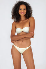 Carica l'immagine nel visualizzatore di Gallery, Model Front: Rio De Sol Haut Top Off-White Twist
