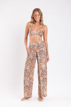 Carica l'immagine nel visualizzatore di Gallery, Model Front: Rio De Sol Pantalon De Plage Leopard Wide Pants
