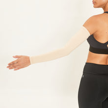 Carica l'immagine nel visualizzatore di Gallery, Model Back: Uv Line Gants Long Sleeve Beige Upf50+
