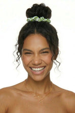 Carica l'immagine nel visualizzatore di Gallery, Model Front: Rio De Sol Chouchou Palms Scrunchie
