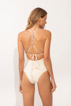 Carica l'immagine nel visualizzatore di Gallery, Model Back: Rio De Sol Une Pièce Malibu-Natural Alani-Op
