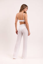 Carica l'immagine nel visualizzatore di Gallery, Model Back: Rio De Sol Pantalon De Plage Memphis-White Pants Lana
