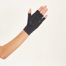 Carica l'immagine nel visualizzatore di Gallery, Model Back: Uv Line Gants Short Gloves Uni Black Upf50+
