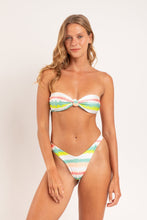 Carica l'immagine nel visualizzatore di Gallery, Model Front: Rio De Sol Ensemble Set Revelry Bandeau-Joy Cali
