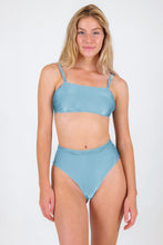 Carica l'immagine nel visualizzatore di Gallery, Model Front: Rio De Sol Ensemble Set Mirante Bandeau-Reto Hotpants
