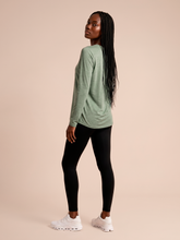 Carica l'immagine nel visualizzatore di Gallery, Model Back: Uv Line T-Shirt Longsleeve Fem New Fit Mix Grey Upf50+
