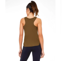 Carica l'immagine nel visualizzatore di Gallery, Model Back: Alto Giro Fitness Haut Regata Skin Fit Inspiracional Verde Olive
