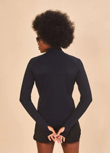 Carica l'immagine nel visualizzatore di Gallery, Model Back: Uv Line T-Shirt Jacket Fem New Fit Black Upf50+
