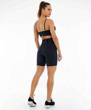 Carica l'immagine nel visualizzatore di Gallery, Model Back: Alto Giro Fitness Bas Bermuda Hyper Com Bolsos Laterais Preto
