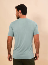 Carica l'immagine nel visualizzatore di Gallery, Model Back: Uv Line T-Shirt Pour Homme T-Shirt New Fit Masc Verde Agua Upf50+

