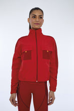 Carica l'immagine nel visualizzatore di Gallery, Model Front: Alto Giro Fitness Haut Jaqueta Techno Taslon Com Bolsos Vermelho Haute Red
